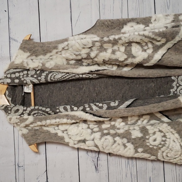 Angela Mara wool Sleeveless cardigan - Picture 2 of 6